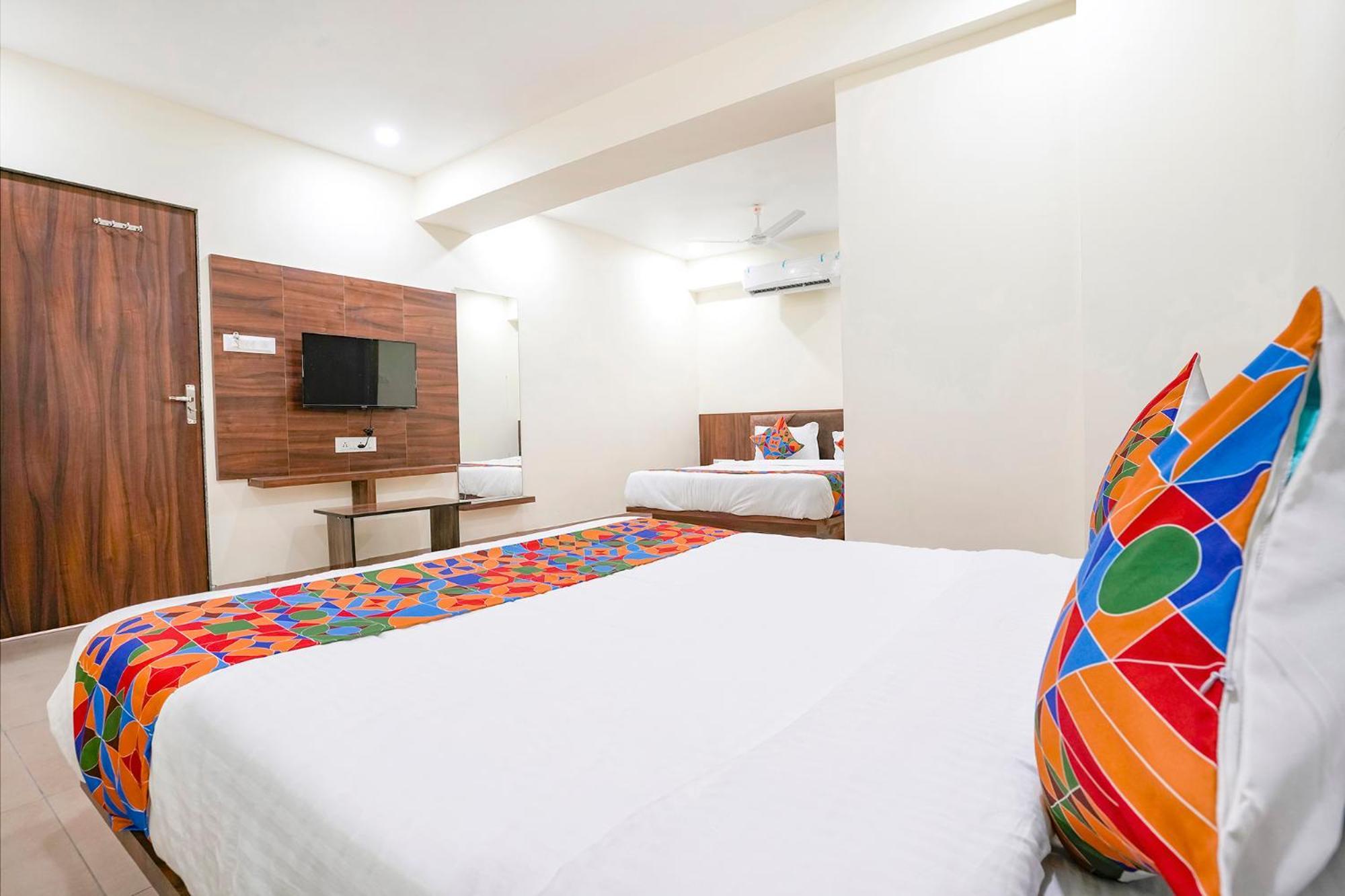 Fabhotel Hill Park I Vadodara Exteriör bild