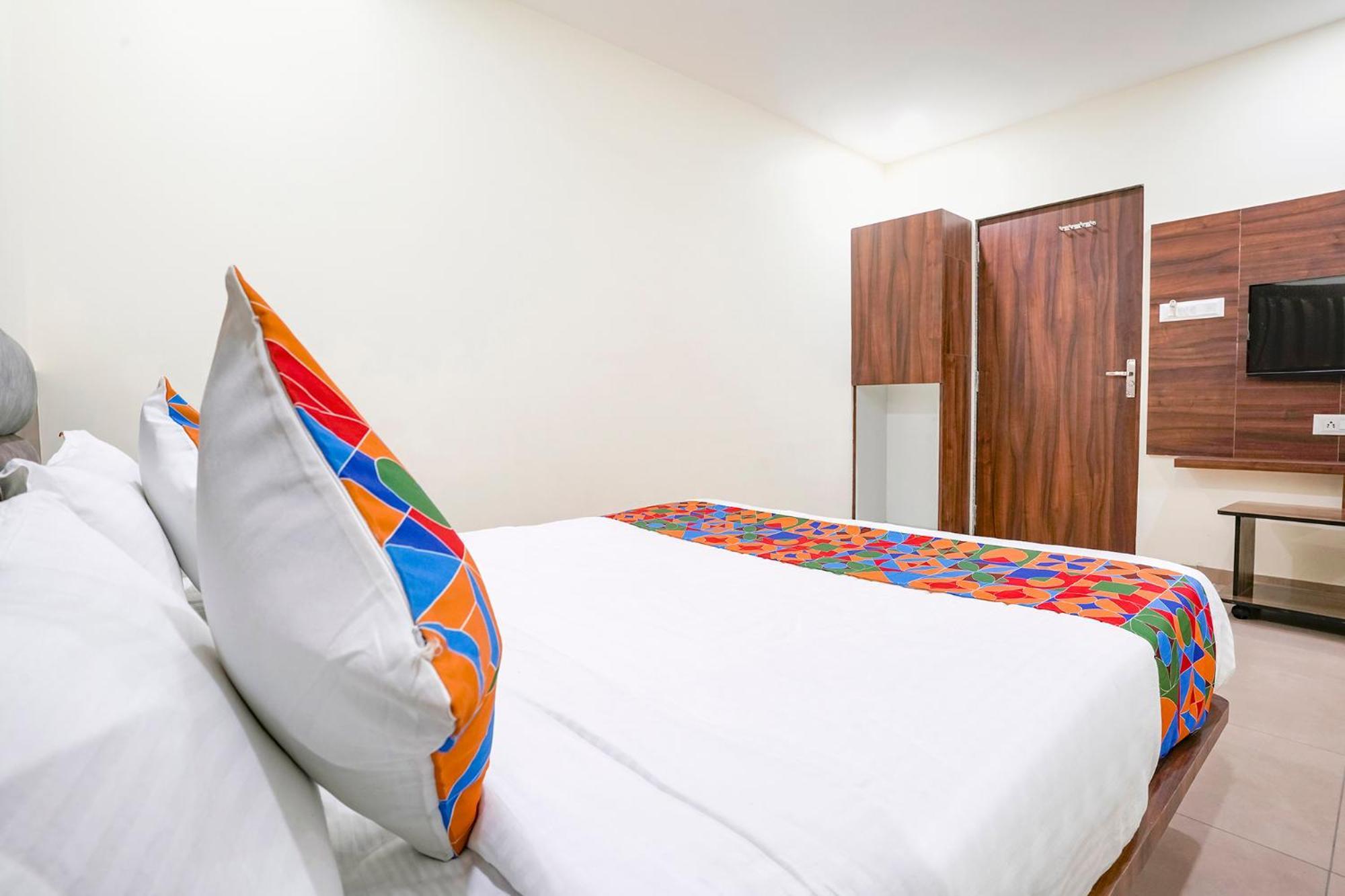 Fabhotel Hill Park I Vadodara Exteriör bild