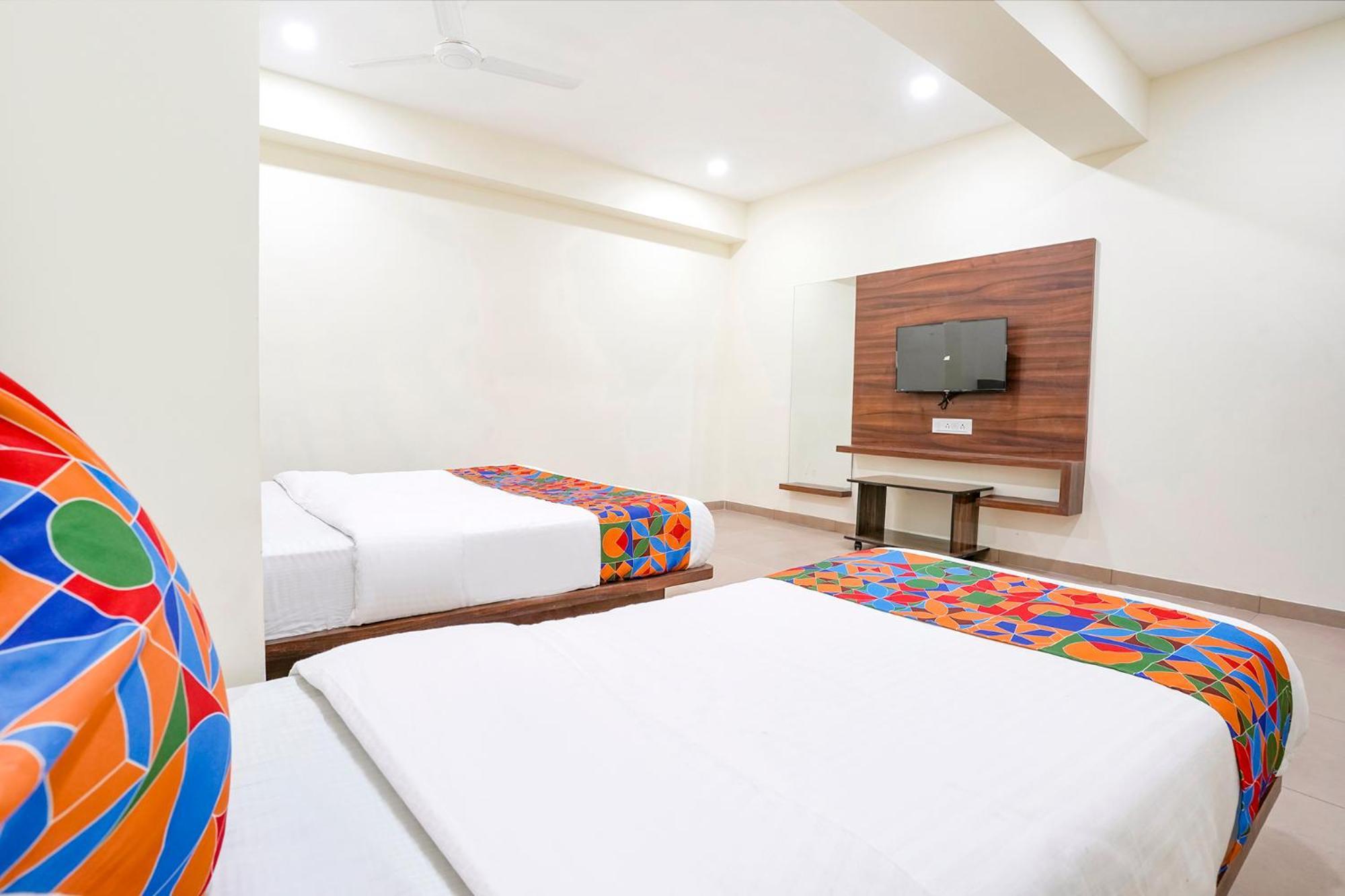 Fabhotel Hill Park I Vadodara Exteriör bild