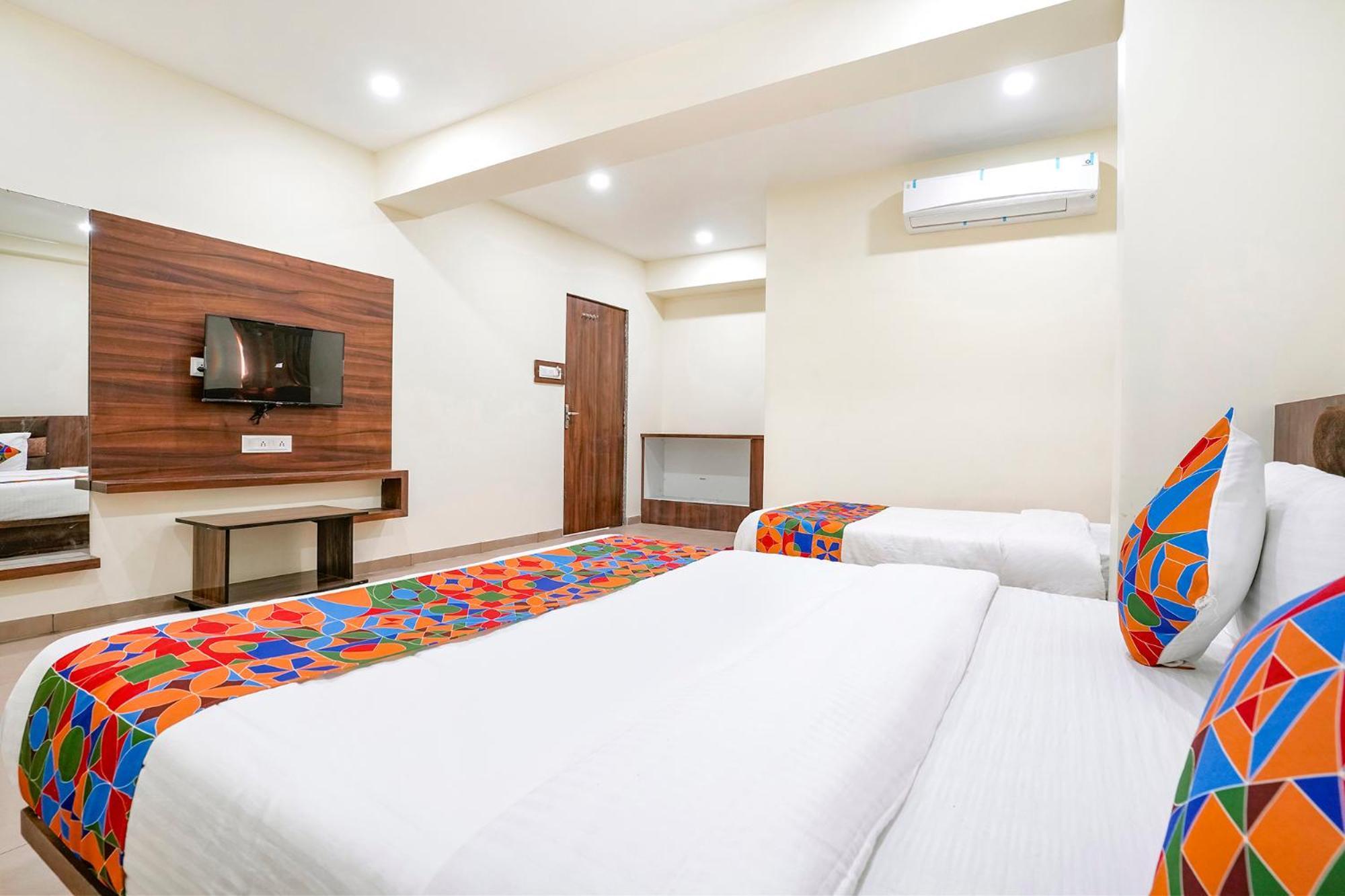 Fabhotel Hill Park I Vadodara Exteriör bild